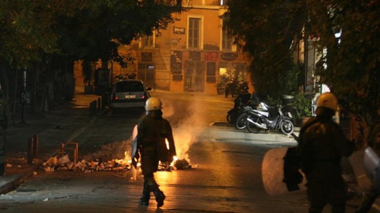 Επίθεση με μολότοφ και πέτρες σε διμοιρίες των ΜΑΤ στα Εξάρχεια