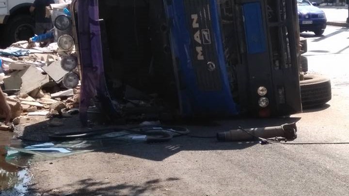 Νέες ΦΩΤΟ από την ανατροπή φορτηγού στην Πέτρου Ράλλη