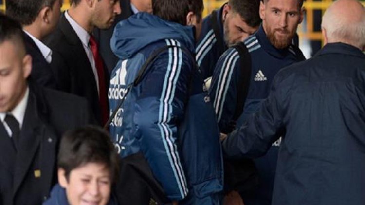 Τα δάκρυα πιτσιρικά συγκίνησαν τον Μέσι – ΒΙΝΤΕΟ