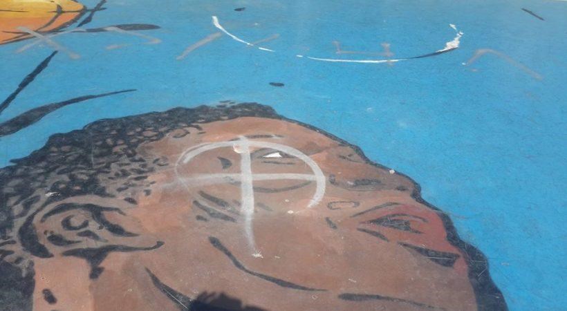 Έβαψαν με σύμβολα της Χρυσής Αυγής το γκράφιτι του Γιάννη Αντετοκούνμπο στα Σεπόλια – ΦΩΤΟ