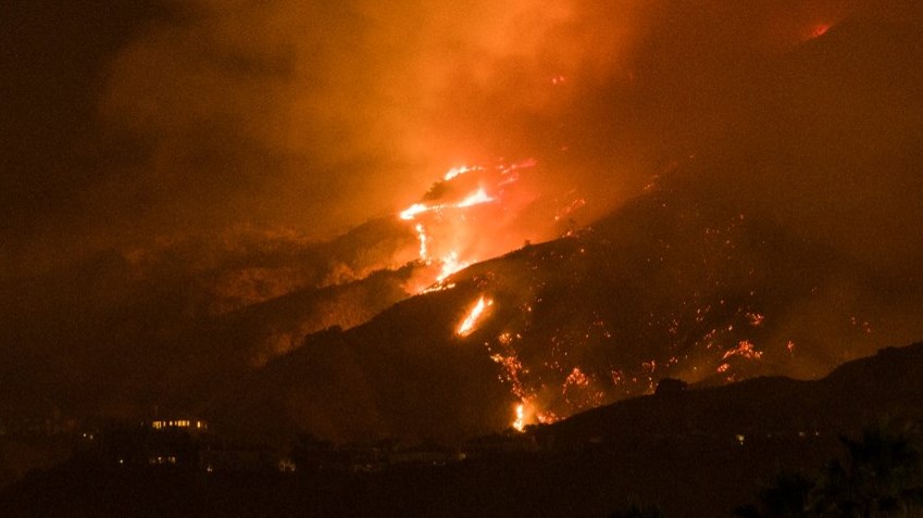 Τεράστια φωτιά στο Λος Άντζελες – Εκκενώθηκαν εκατοντάδες σπίτια – ΦΩΤΟ