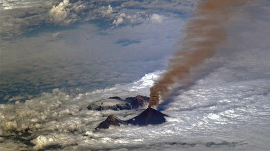 Ηφαίστειο “βρυχάται” πάνω από τα σύννεφα – ΦΩΤΟ