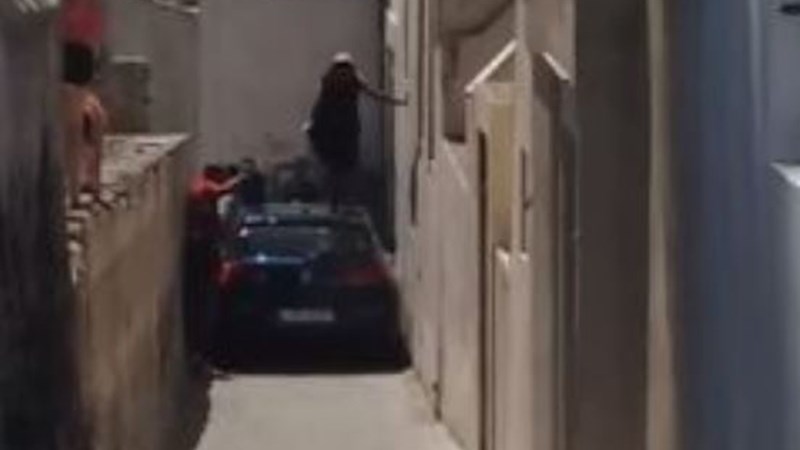 Αυτοκίνητο σφήνωσε σε στενό της Σαντορίνης και οι τουρίστες σκαρφάλωσαν πάνω του για να περάσουν – ΒΙΝΤΕΟ