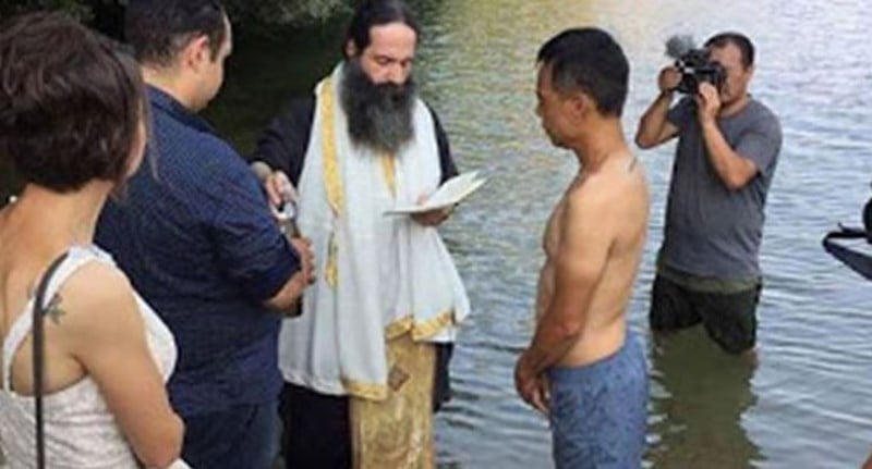 Ταξίδεψε από την Κίνα για να βαπτιστεί χριστιανός στην Ελλάδα – ΦΩΤΟ