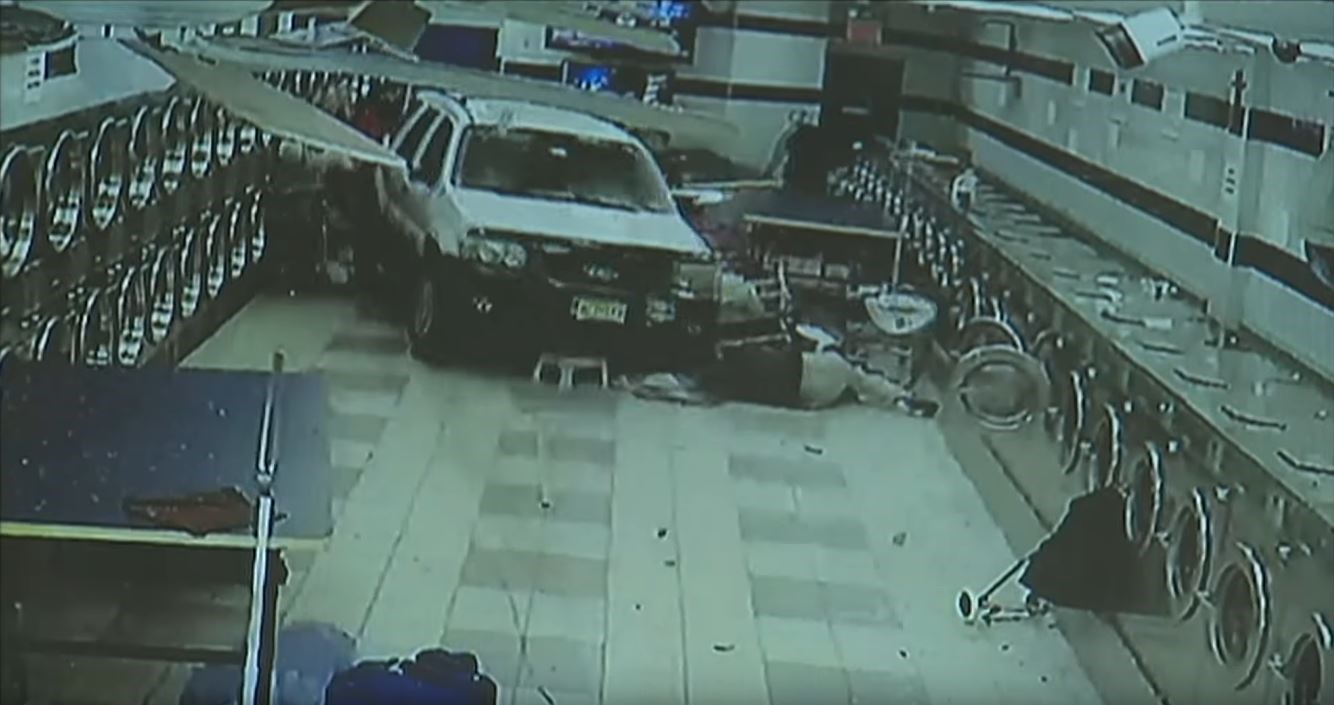 Αυτοκίνητο “γκρέμισε” καθαριστήριο ρούχων τραυματίζοντας έξι άτομα – Σοκαριστικό ΒΙΝΤΕΟ