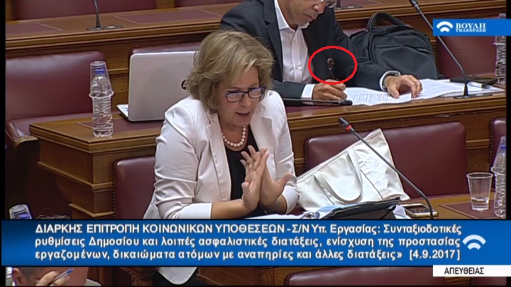 Ο βουλευτής με το περίεργο…στυλό – ΦΩΤΟ