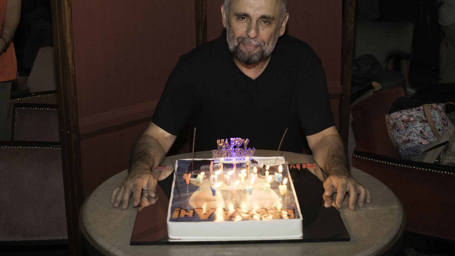 Τούρτα με τους… Rabbits για τον Χατζάκη! Το enikos.gr ήταν εκεί!