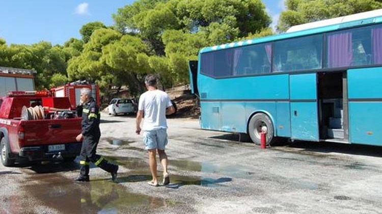 Φωτιά σε λεωφορείο στην εθνικό οδό Αθηνών-Θεσσαλονίκης