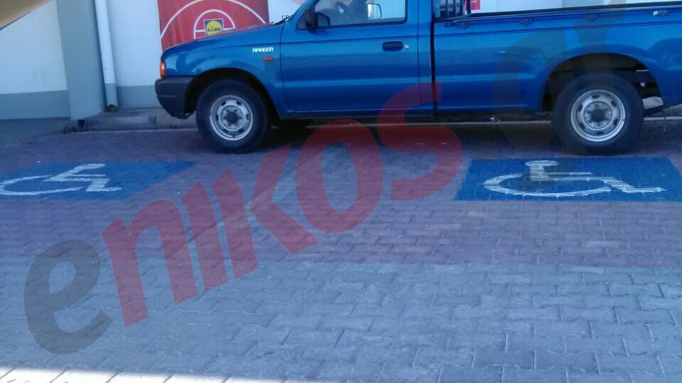 Βραβείο… γαϊδουριάς: Για να βρει σκιά… πάρκαρε σε θέσεις ΑμΕΑ – ΦΩΤΟ αναγνώστη