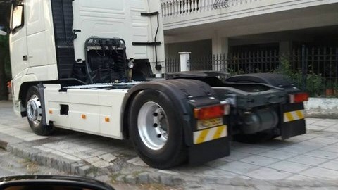 Το τερμάτισε: Πάρκαρε το φορτηγό… πάνω σε πεζοδρόμιο στην ανατολική Θεσσαλονίκη – ΦΩΤΟ