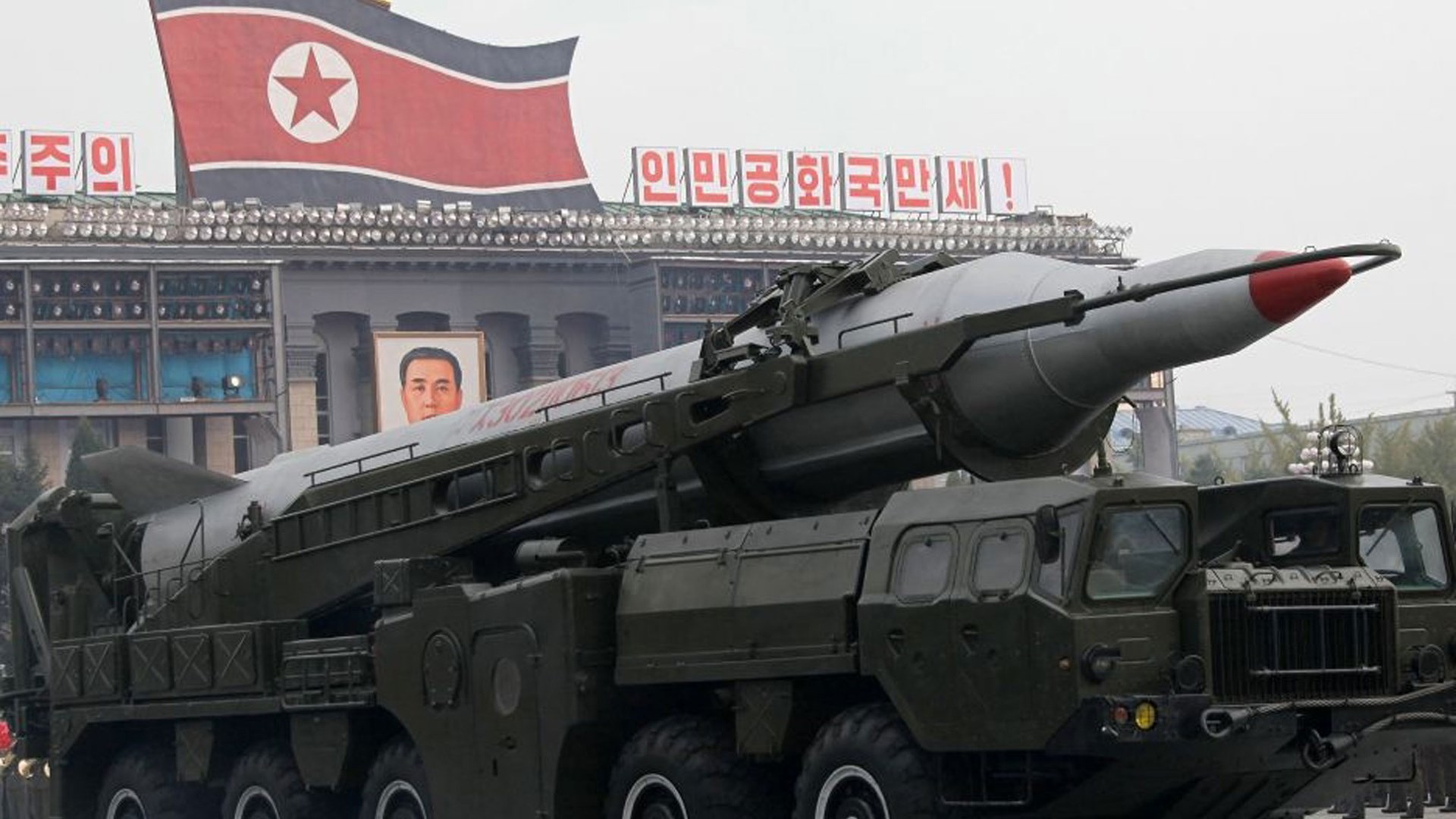 Νέα πρόκληση από τη Βόρεια Κορέα: Μεταφέρει διηπειρωτικό πύραυλο στις ακτές