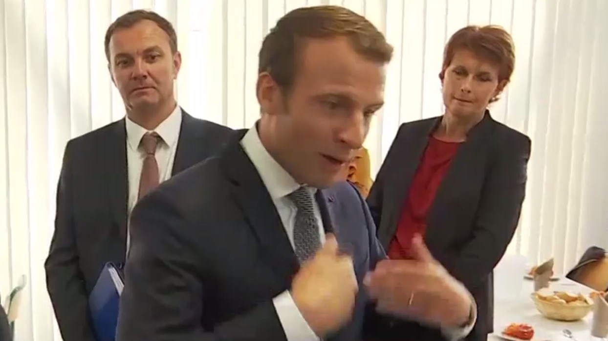 «Επεισόδιο» Μακρόν με δημοσιογράφο – ΒΙΝΤΕΟ