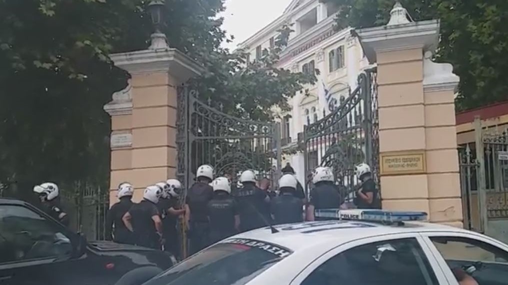 Εισβολή του Ρουβίκωνα στο υπουργείο Μακεδονίας – Θράκης – ΒΙΝΤΕΟ