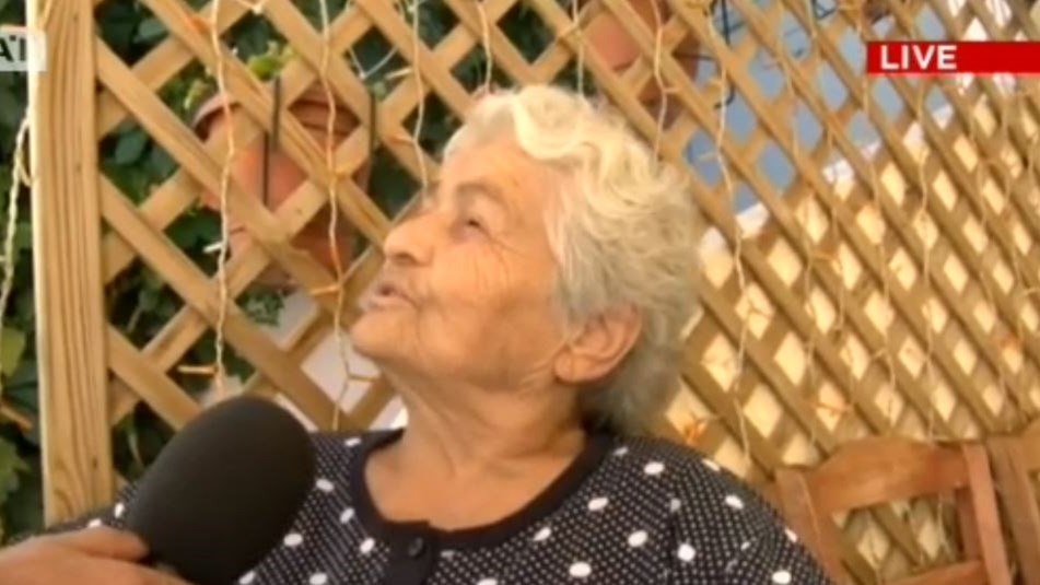 H 90χρονη που έγινε viral: “Μην τολμήσει κανείς και πειράξει τον Τσίπρα… έχω και το μπαστούνι μου” – ΒΙΝΤΕΟ