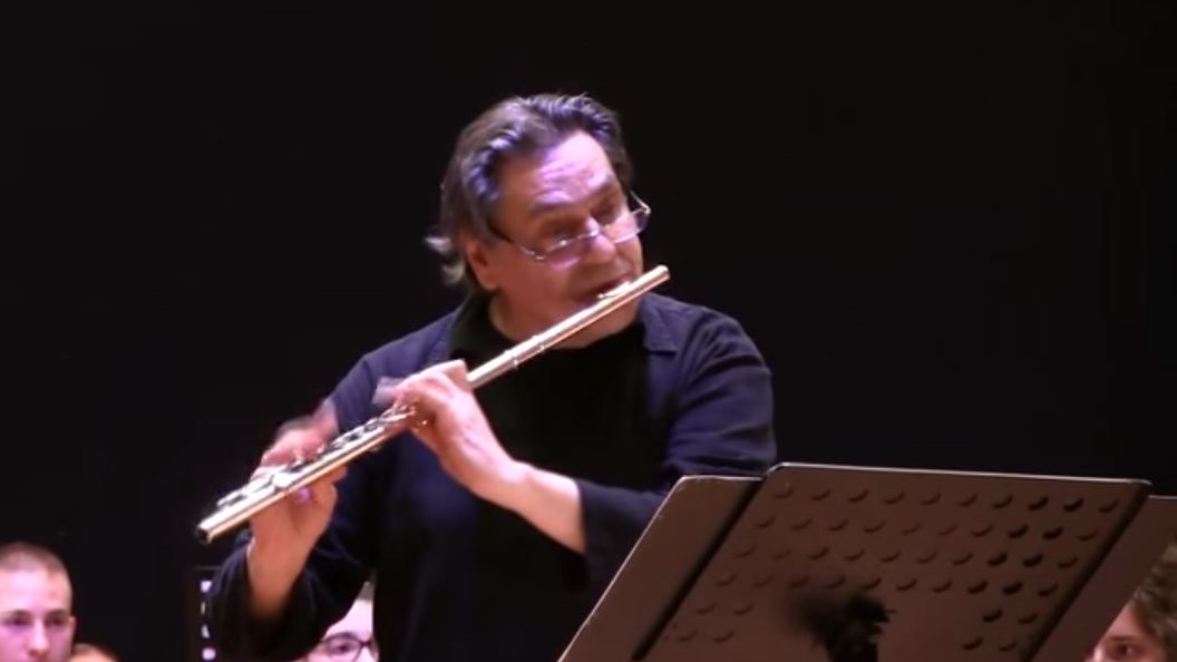 Δείτε τον καθηγητή μουσικής που ασελγούσε σε μαθήτριές του να παίζει φλάουτο – ΒΙΝΤΕΟ – ΦΩΤΟ