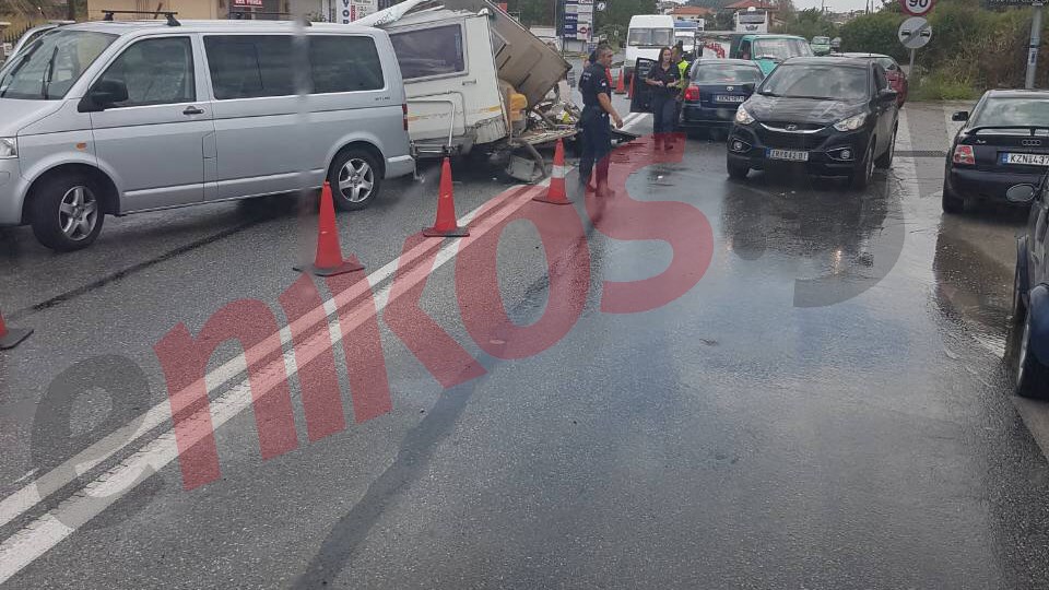 Τροχόσπιτο συγκρούστηκε με ΙΧ στη Χαλκιδική – ΦΩΤΟ αναγνώστη