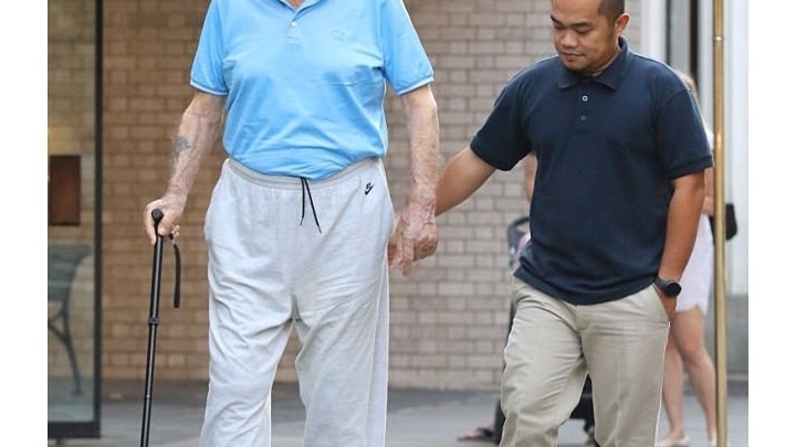 Θρυλικός “κατάσκοπος” κάνει βόλτα με μπαστούνι στους δρόμους της Νέας Υόρκης – ΦΩΤΟ