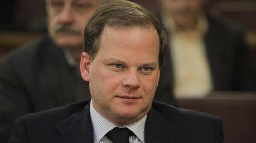 Καραμανλής: Ο Τσίπρας μπορεί να μην φοράει γραβάτα αλλά αλλάζει πολύ συχνά… κοστούμια