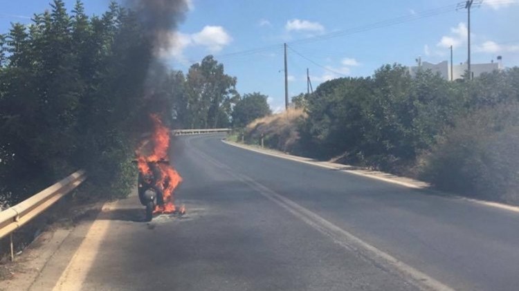 Μοτοσικλέτα πήρε φωτιά εν κινήσει – ΦΩΤΟ