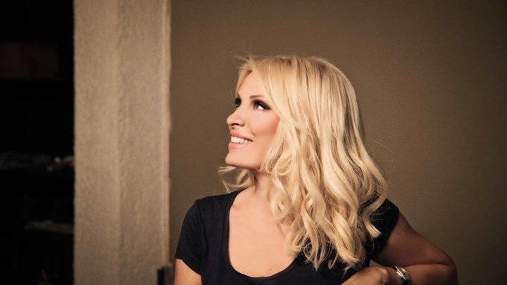 Η Μενεγάκη στην αγκαλιά γνωστού τραγουδιστή – ΦΩΤΟ