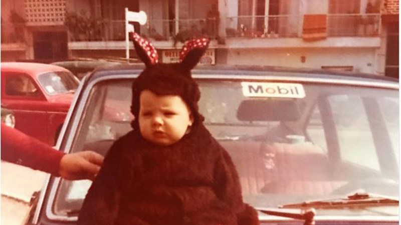 Αναγνωρίζετε το αγοράκι της φωτογραφίας; – Σήμερα είναι γνωστός παρουσιαστής