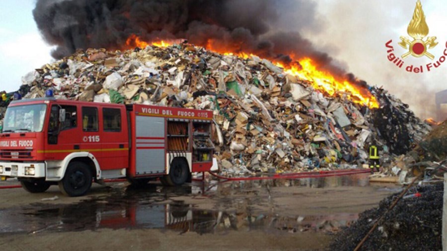 Συναγερμός στην Ιταλία – Κίνδυνος τοξικών αναθυμιάσεων από φωτιά σε εταιρεία που περισυλλέγει απορρίμματα – ΦΩΤΟ