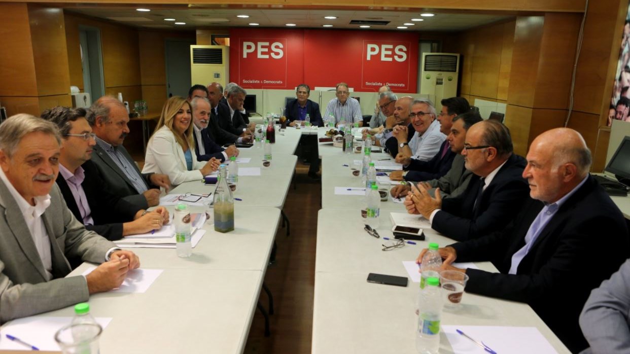 Η συνάντηση της Γεννηματά με τους κοινωνικούς εταίρους και τα… γλυκά του Κορκίδη