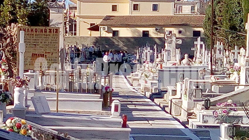 Θρήνος στην κηδεία της 18χρονης από την Πετρούπολη – ΦΩΤΟ