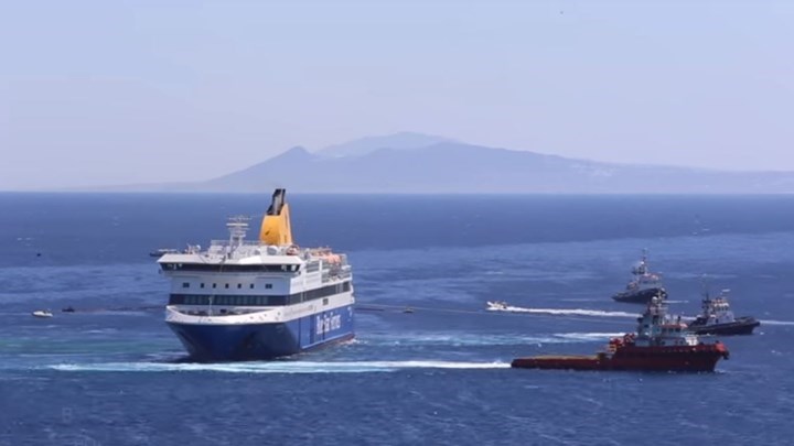 Αποκολλήθηκε το “Blue Star Patmos” που είχε προσαράξει στο λιμάνι της Ίου