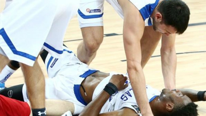 Η άσχημη πτώση του Αντετοκούνμπο στο παρκέ – ΦΩΤΟ