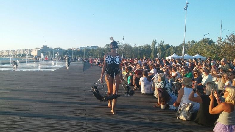 Θεσσαλονίκη: Μια διαφορετική πασαρέλα με δημιουργίες από… υλικά ανακύκλωσης – ΦΩΤΟ ΚΑΙ ΒΙΝΤΕΟ