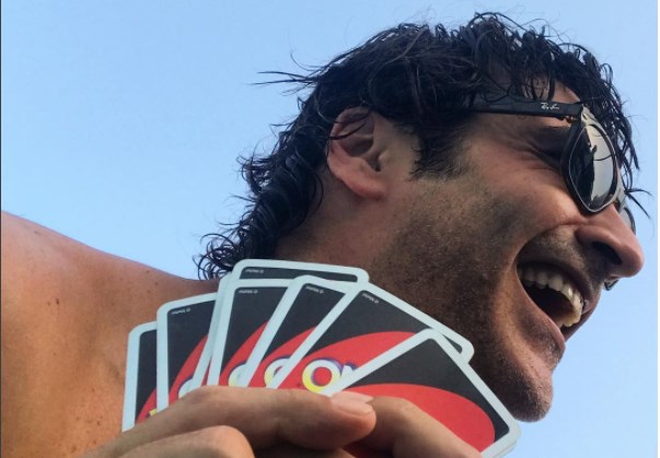 Ο Χριστόφορος Παπακαλιάτης φωτογραφίζεται αγκαλιά με σέξι ηθοποιό – ΦΩΤΟ