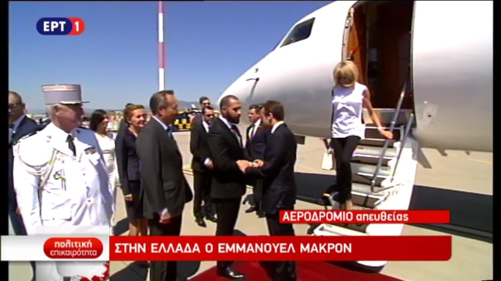 Έφτασε ο Μακρόν  – Τον υποδέχθηκε ο Τζανακόπουλος- ΤΩΡΑ