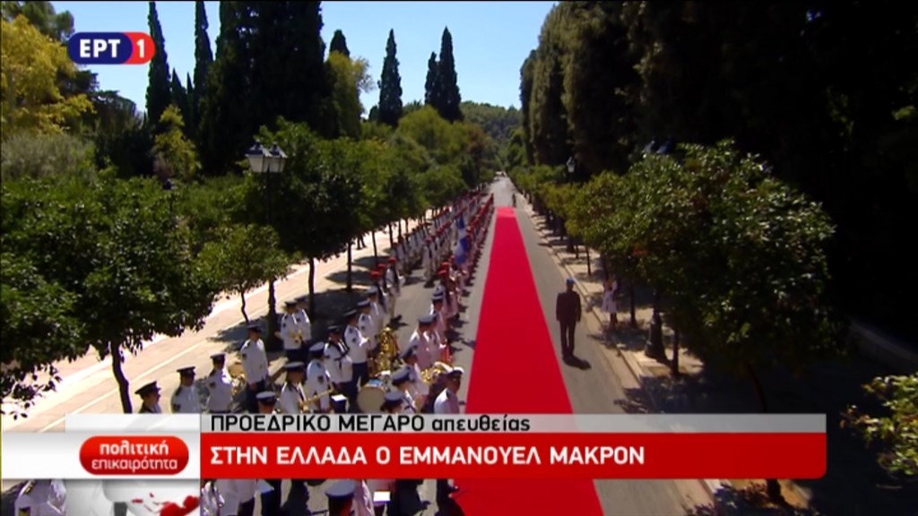 Μετά την κατάθεση στεφάνου, η επίσημη υποδοχή του Μακρόν στο Προεδρικό Μέγαρο – ΦΩΤΟ