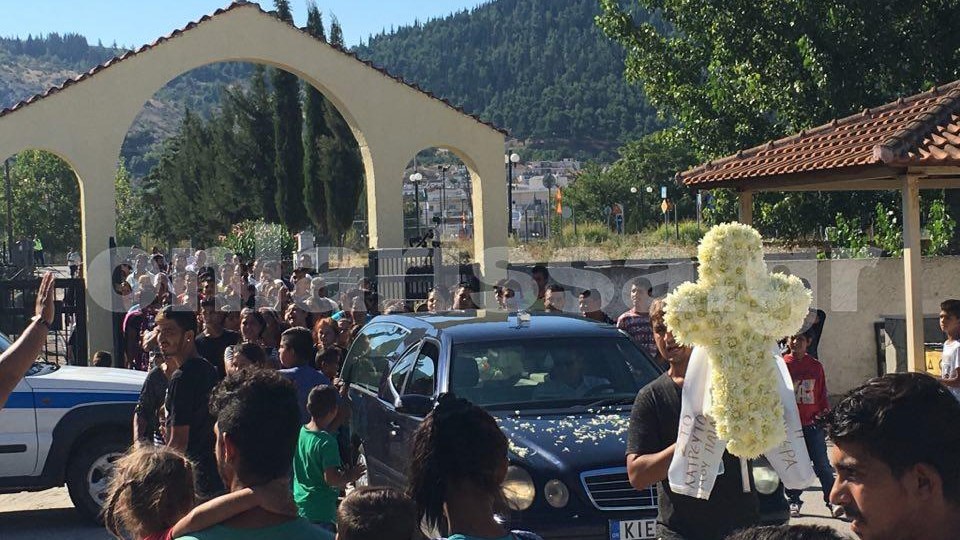 Θλίψη και οργή στην κηδεία του 3χρονου που έχασε τη ζωή του πέφτοντας σε φρεάτιο – ΦΩΤΟ