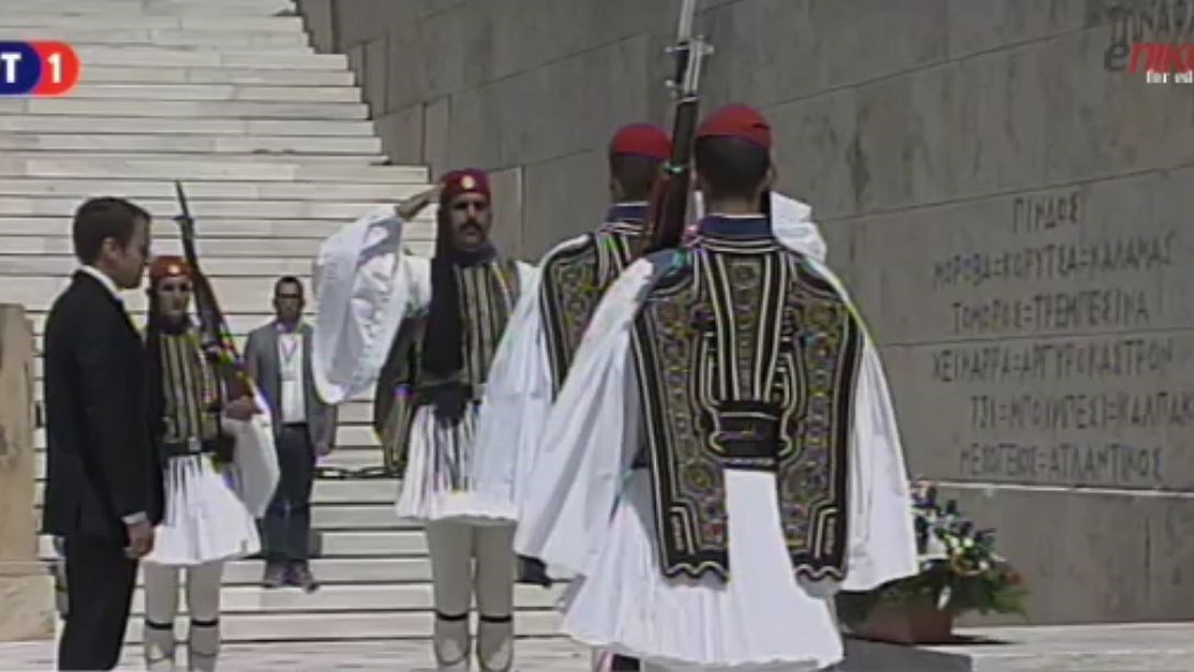 Ο Μακρόν κατέθεσε στεφάνι στο Μνημείο του Αγνώστου Στρατιώτη – ΒΙΝΤΕΟ