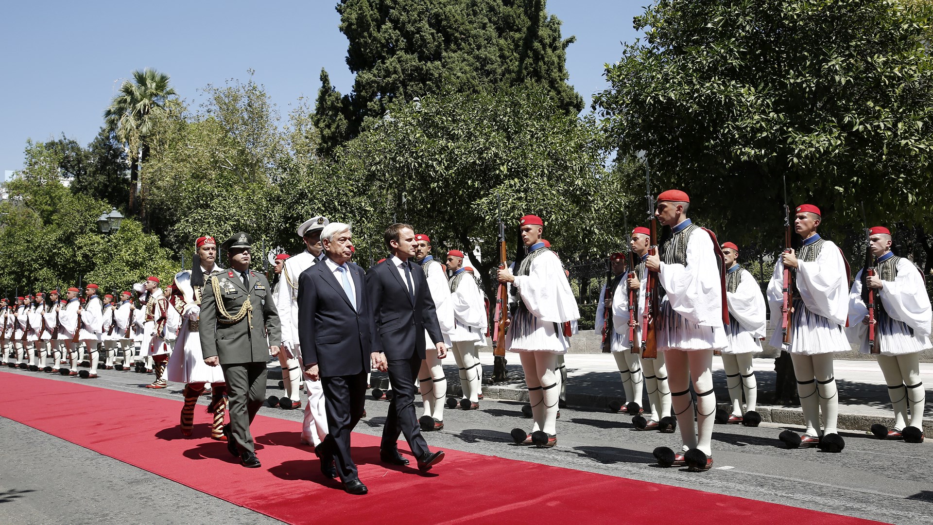 Η επίσημη υποδοχή του Μακρόν από τον Πρόεδρο της Δημοκρατίας – ΒΙΝΤΕΟ