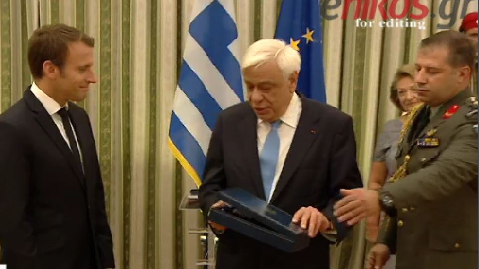 Το… απρόοπτο στην παρασημοφόρηση Μακρόν – ΒΙΝΤΕΟ