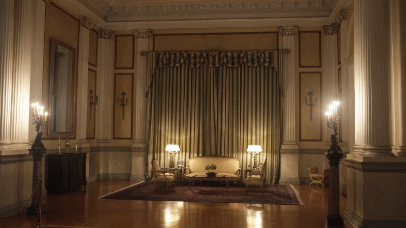 H εντυπωσιακή Γαλλίδα δημοσιογράφος που έκλεψε την παράσταση στο Προεδρικό Μέγαρο – ΦΩΤΟ