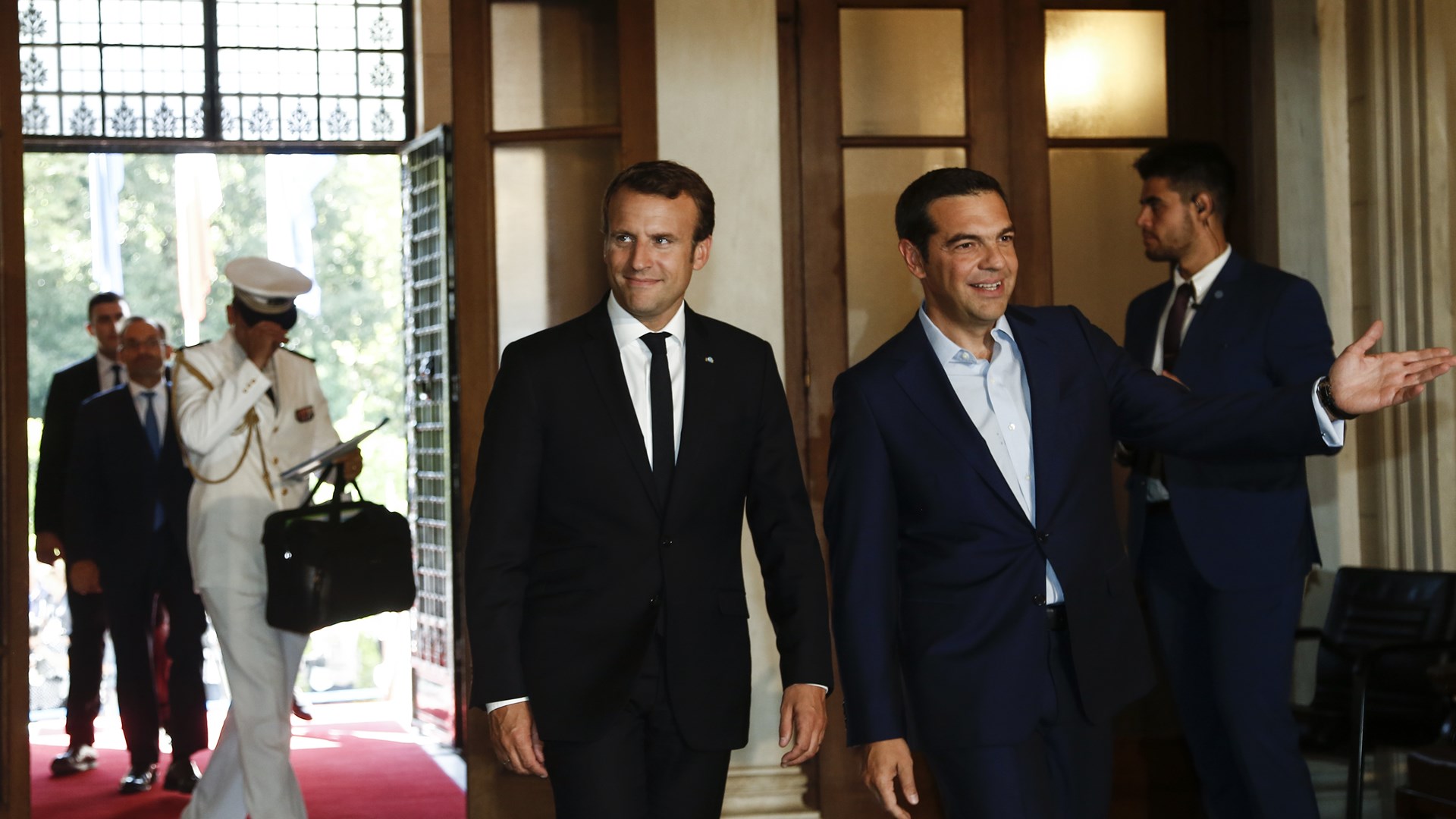 Οι 50 Έλληνες επιχειρηματίες που θα συναντήσουν τον Μακρόν