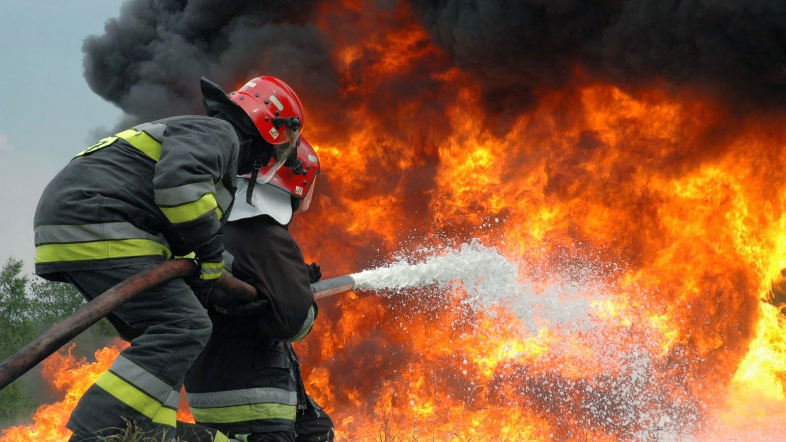 Σε εξέλιξη μεγάλη φωτιά στην Κέρκυρα – Απειλούνται σπίτια