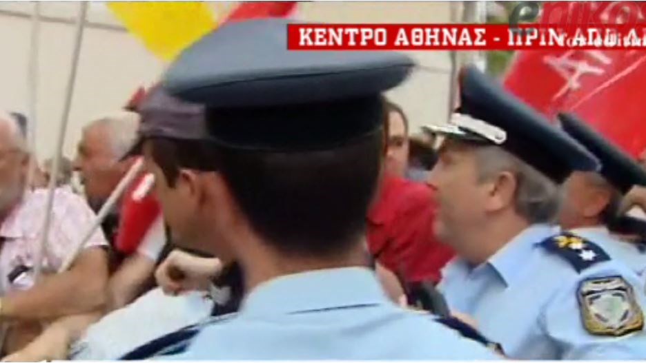 Βίντεο από τα επεισόδια μεταξύ μελών της ΛΑΕ και των ΜΑΤ – Τραυματίστηκαν δύο διαδηλωτές και αστυνομικός