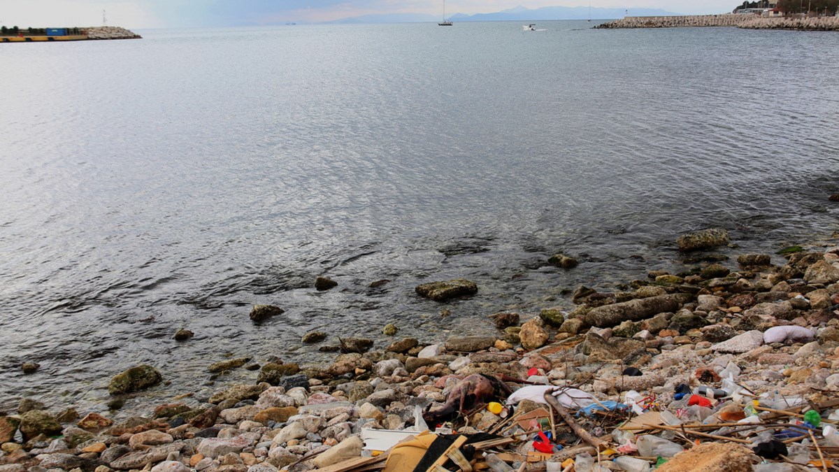 Προσωρινή λύση για τα σκουπίδια στα νησιά του Αργοσαρωνικού