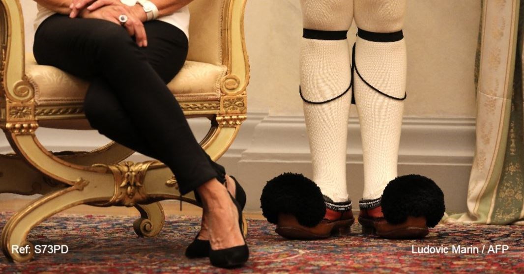 Η ΦΩΤΟ που έγινε viral – Η γαλλική γόβα και το ελληνικό τσαρούχι