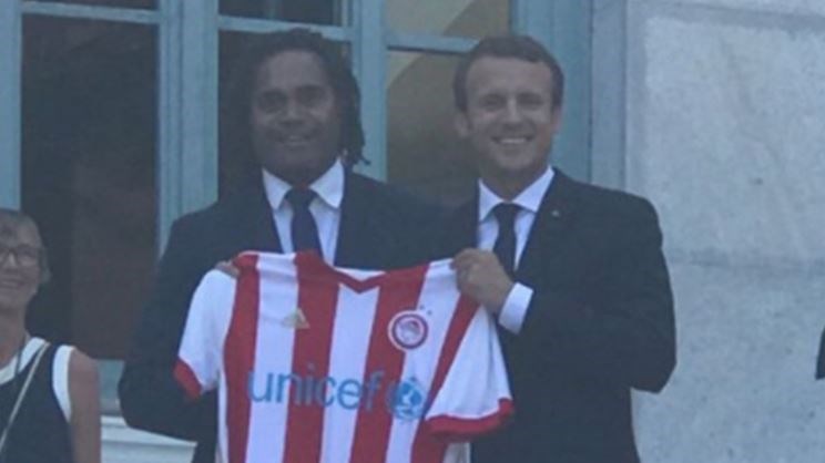 Ο Μακρόν με τη φανέλα του Ολυμπιακού – ΦΩΤΟ