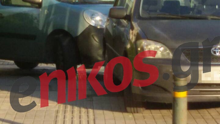 Πάρκαραν αδιάφοροι στο πεζοδρόμιο για να πάνε… για καφέ – ΦΩΤΟ αναγνώστη