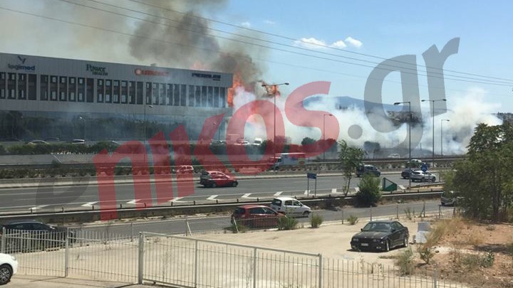 Φωτιά σε προαύλιο χώρο εταιρείας στη Λυκόβρυση – ΦΩΤΟ αναγνώστη