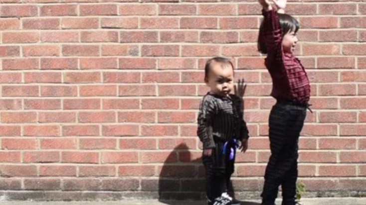 Έφτιαξε ρούχα που μεγαλώνουν…. μαζί με το μωρό – ΒΙΝΤΕΟ