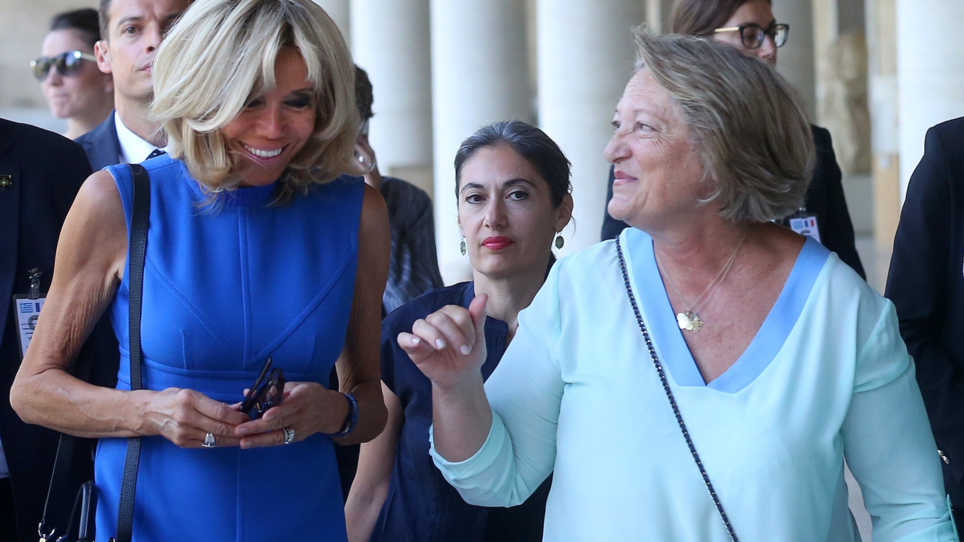 Βιβλίο του συζύγου της χάρισε στην Μπριζίτ Μακρόν η Βλασία Παυλοπούλου