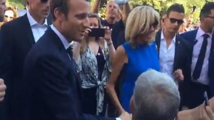 Έσπασε το πρωτόκολλο ο Γάλλος Πρόεδρος: Βόλτα-έκπληξη του ζεύγους Μακρόν στην Ερμού